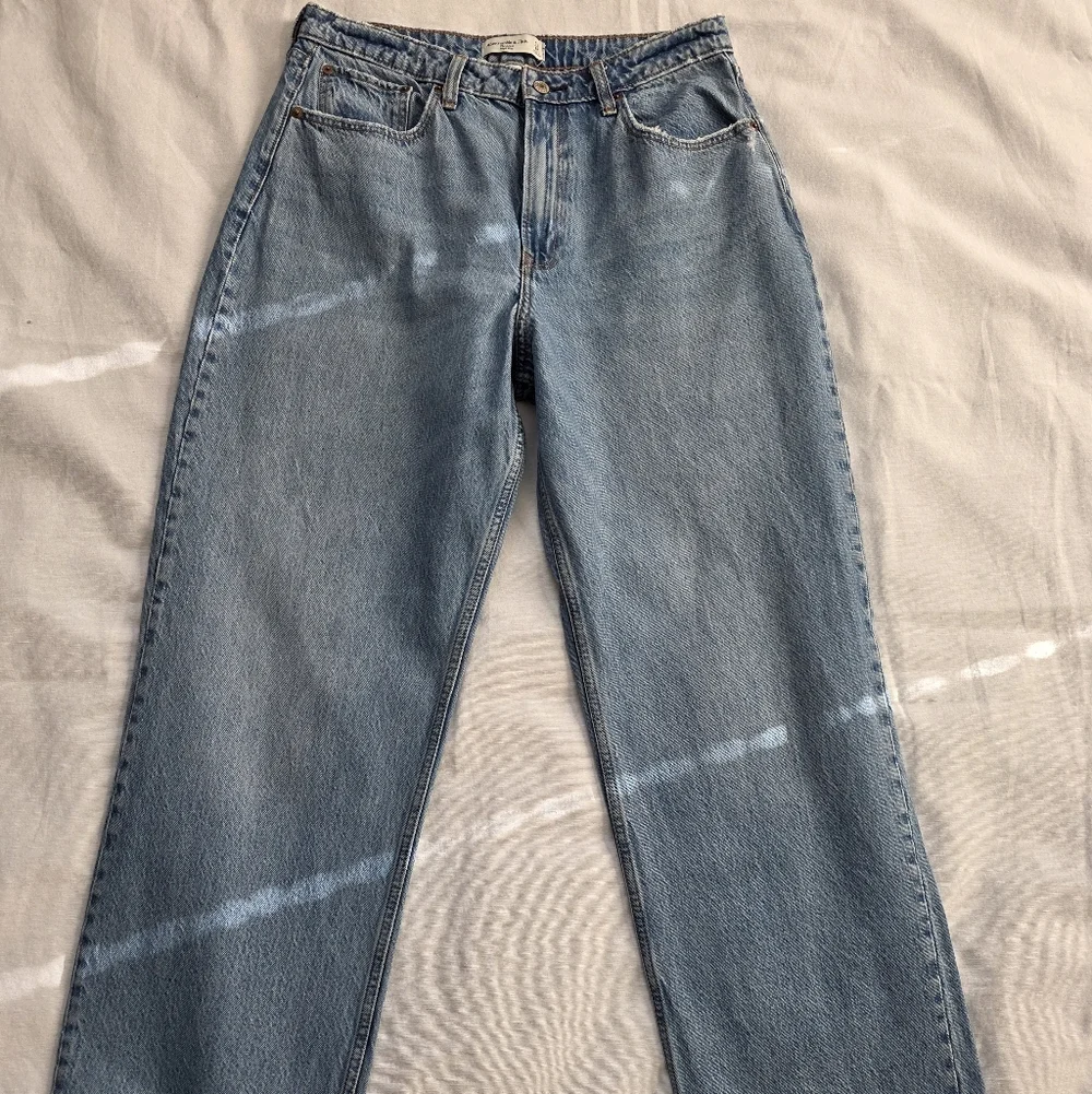 Abercrombie & Fitch The Loose High Rise Light Wash Size 31/12L - Picture 2 of 7